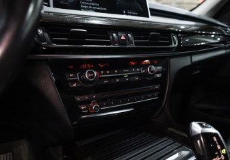 Подержанный автомобиль BMW X5 2015 года (22 фото)