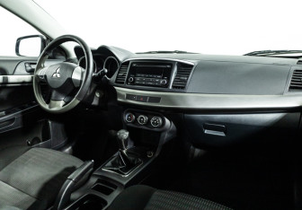 Подержанный автомобиль Mitsubishi Lancer Sedan 2012 года (9 фото)