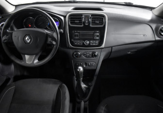 Подержанный автомобиль Renault Sandero 2016 года (16 фото)