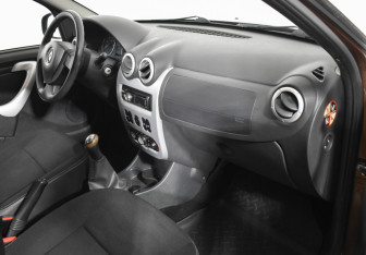 Подержанный автомобиль Renault Sandero 2013 года (12 фото)