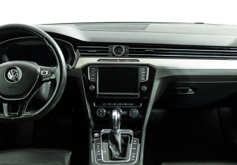 Подержанный автомобиль Volkswagen Passat Sedan 2017 года (14 фото)