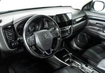 Подержанный автомобиль Mitsubishi Outlander 2019 года (11 фото)
