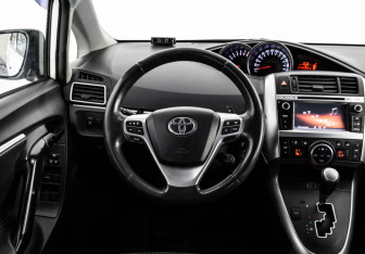 Подержанный автомобиль Toyota Verso 2015 года (11 фото)