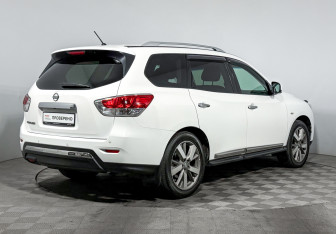 Подержанный автомобиль Nissan Pathfinder 2015 года (5 фото)