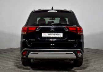 Подержанный автомобиль Mitsubishi Outlander 2019 года (6 фото)
