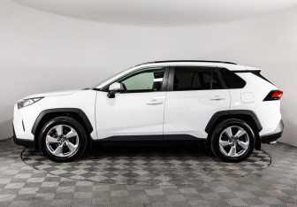Подержанный автомобиль Toyota RAV4 2019 года (8 фото)