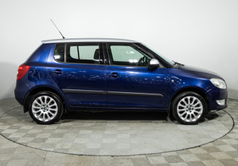 Подержанный автомобиль Skoda Fabia Hatchback 2010 года (4 фото)