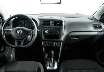 Подержанный автомобиль Volkswagen Polo Sedan 2017 года (13 фото)