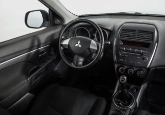 Подержанный автомобиль Mitsubishi ASX 2011 года (9 фото)