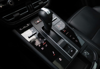 Подержанный автомобиль Porsche Macan 2023 года (21 фото)