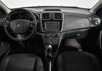 Подержанный автомобиль Renault Sandero 2016 года (13 фото)