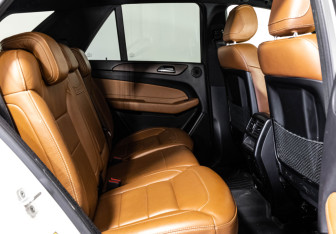 Подержанный автомобиль Mercedes-Benz GLE 2015 года (31 фото)