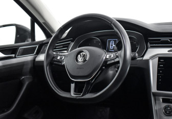 Подержанный автомобиль Volkswagen Passat Sedan 2017 года (14 фото)
