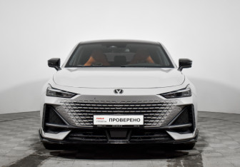 Подержанный автомобиль Changan UNI-V 2023 года (2 фото)