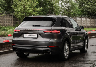 Подержанный автомобиль Porsche Cayenne 2020 года (6 фото)