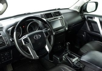 Подержанный автомобиль Toyota Land Cruiser Prado 2015 года (11 фото)