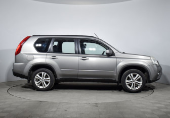 Подержанный автомобиль Nissan X-Trail 2013 года (4 фото)