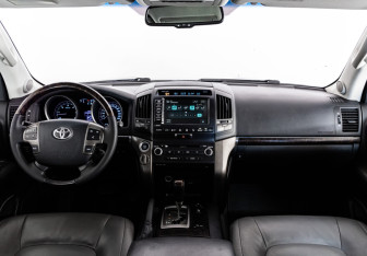 Подержанный автомобиль Toyota Land Cruiser Suv 2008 года (10 фото)