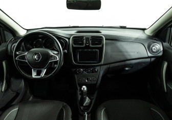 Подержанный автомобиль Renault Sandero 2018 года (13 фото)