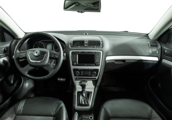 Подержанный автомобиль Skoda Octavia Liftback 2012 года (13 фото)