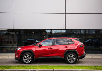 Подержанный автомобиль Toyota RAV4 2021 года (9 фото)