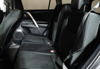 Подержанный автомобиль Toyota RAV4 2014 года (10 фото)