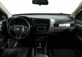 Подержанный автомобиль Mitsubishi Outlander 2017 года (13 фото)