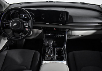 Подержанный автомобиль Kia Carnival 2021 года (16 фото)