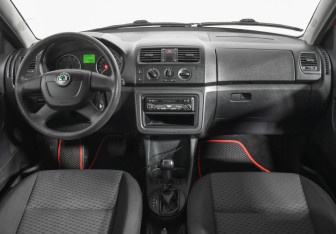 Подержанный автомобиль Skoda Fabia Hatchback 2012 года (13 фото)