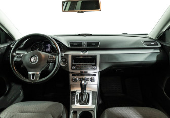 Подержанный автомобиль Volkswagen Passat Sedan 2012 года (13 фото)