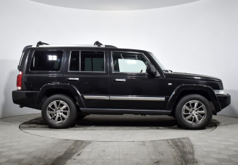 Подержанный автомобиль Jeep Commander 2008 года (4 фото)