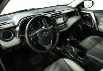 Подержанный автомобиль Toyota RAV4 2016 года (11 фото)