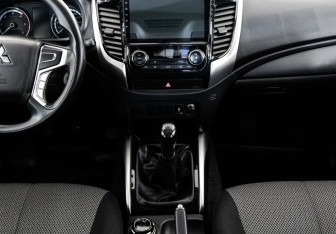 Подержанный автомобиль Mitsubishi L200 2022 года (15 фото)