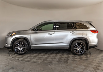 Подержанный автомобиль Toyota Highlander 2016 года (8 фото)