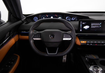 Подержанный автомобиль Changan UNI-V 2024 года (11 фото)