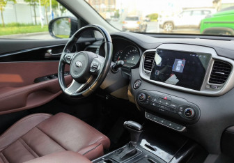 Подержанный автомобиль Kia Sorento 2016 года (14 фото)