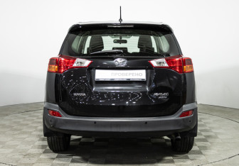 Подержанный автомобиль Toyota RAV4 2012 года (6 фото)