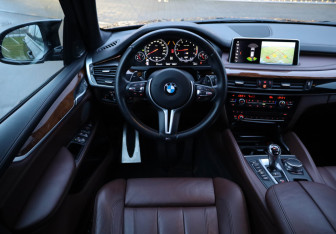 Подержанный автомобиль BMW X5 M 2015 года (10 фото)