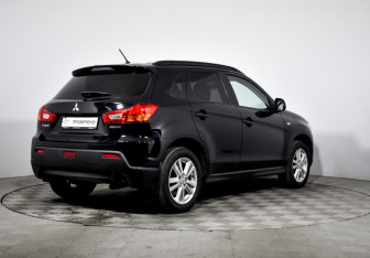 Подержанный автомобиль Mitsubishi ASX 2011 года (5 фото)
