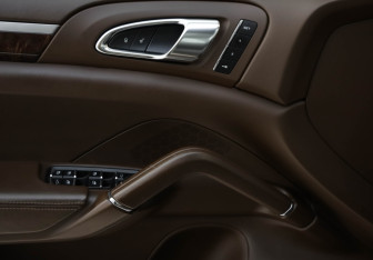 Подержанный автомобиль Porsche Cayenne 2015 года (27 фото)