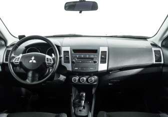 Подержанный автомобиль Mitsubishi Outlander 2011 года (13 фото)