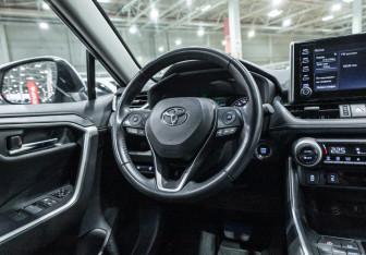 Подержанный автомобиль Toyota RAV4 2021 года (15 фото)