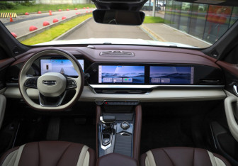 Подержанный автомобиль Geely Monjaro 2024 года (11 фото)