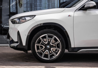 Подержанный автомобиль BMW X1 2024 года (10 фото)