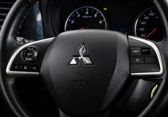 Подержанный автомобиль Mitsubishi Outlander 2015 года (11 фото)
