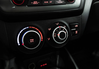 Подержанный автомобиль Kia Rio Hatchback 2014 года (15 фото)
