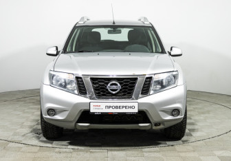 Подержанный автомобиль Nissan Terrano 2016 года (2 фото)