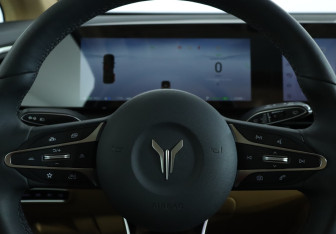 Подержанный автомобиль Voyah Dream 2025 года (25 фото)