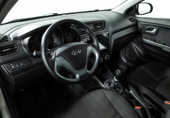 Подержанный автомобиль Kia Rio Sedan 2015 года (11 фото)
