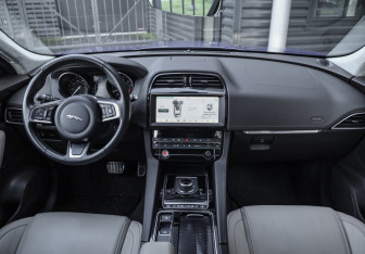 Подержанный автомобиль Jaguar F-Pace 2018 года (13 фото)